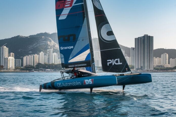 SailGP 2026 : Quand la France entre en scène avec DS Automobiles et des stars inattendues Course de SailGP avec catamaran DS Automobiles de France à grande vitesse.
