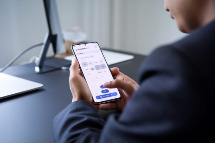 Utilisation de Samsung Notes avec One UI 8.5 Personne utilisant Samsung Notes sur un téléphone Galaxy