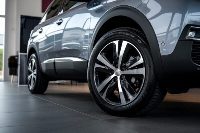 Peugeot 3008 garée dans une concession