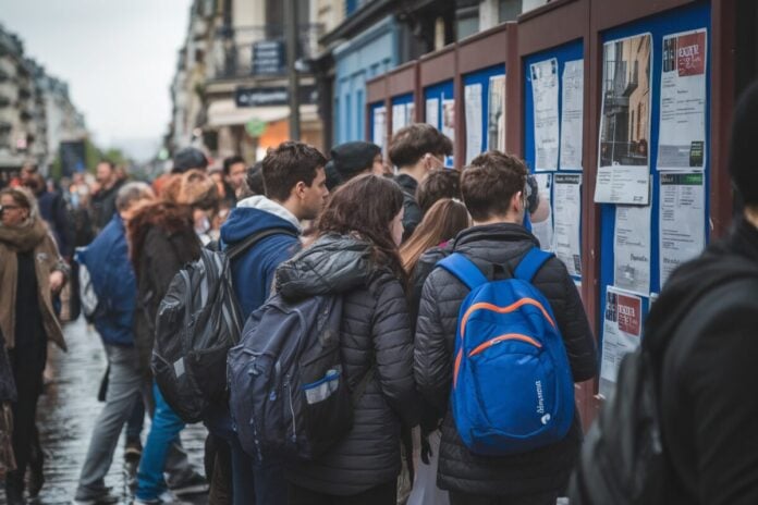 Étudiants cherchant un logement à Paris Des étudiants regardent des annonces de location à Paris