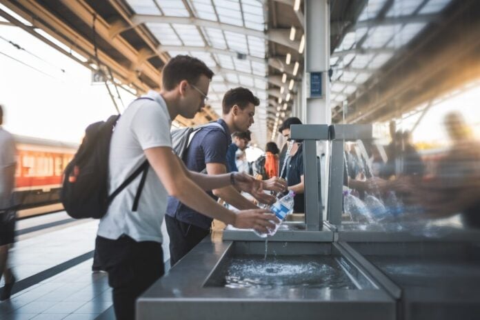 Fontaines à eau dans les gares parisiennes Des fontaines à eau dans une gare parisienne pendant la canicule