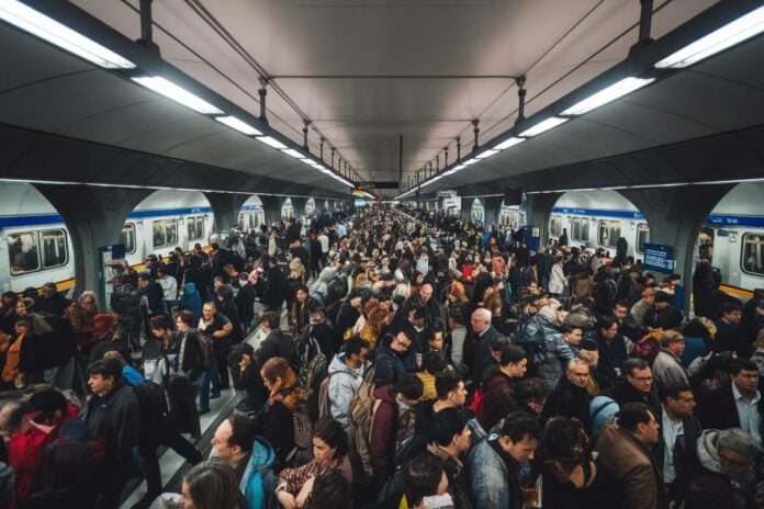 Station de métro parisienne bondée aux heures de pointe