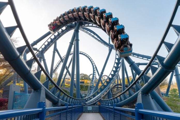Montagnes russes Hyperia à Thorpe Park Montagnes russes Hyperia à Thorpe Park avec des visiteurs enthousiastes