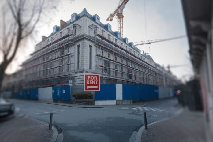 Investissement locatif et chantier résidentiel Immeuble résidentiel en construction avec panneau location au premier plan