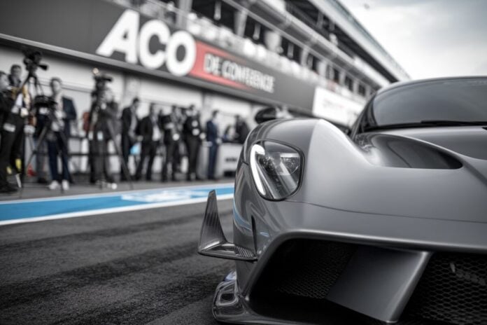 Une Hypercar dans la voie des stands au circuit du Mans