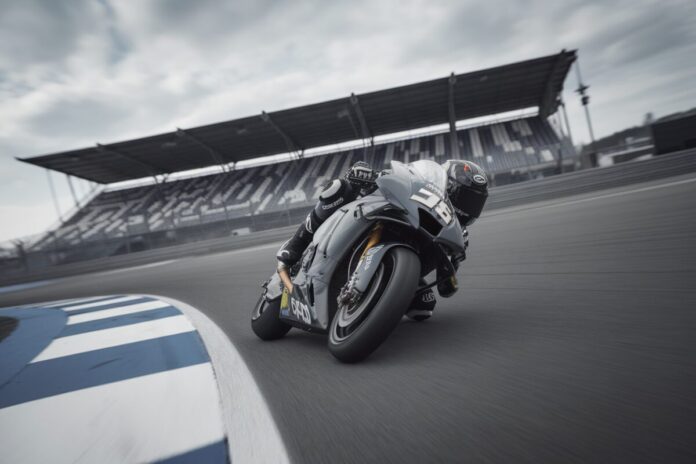 Marco Bezzecchi penché en virage rapide lors des FP1 à Assen