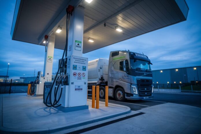 Station bioGNL au Royaume-Uni avec camion poids lourd au ravitaillement