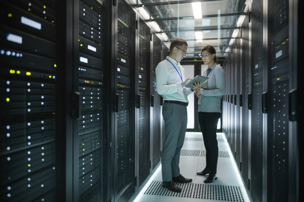 Couloir de data center illustrant restrictions cloud et accès au calcul IA