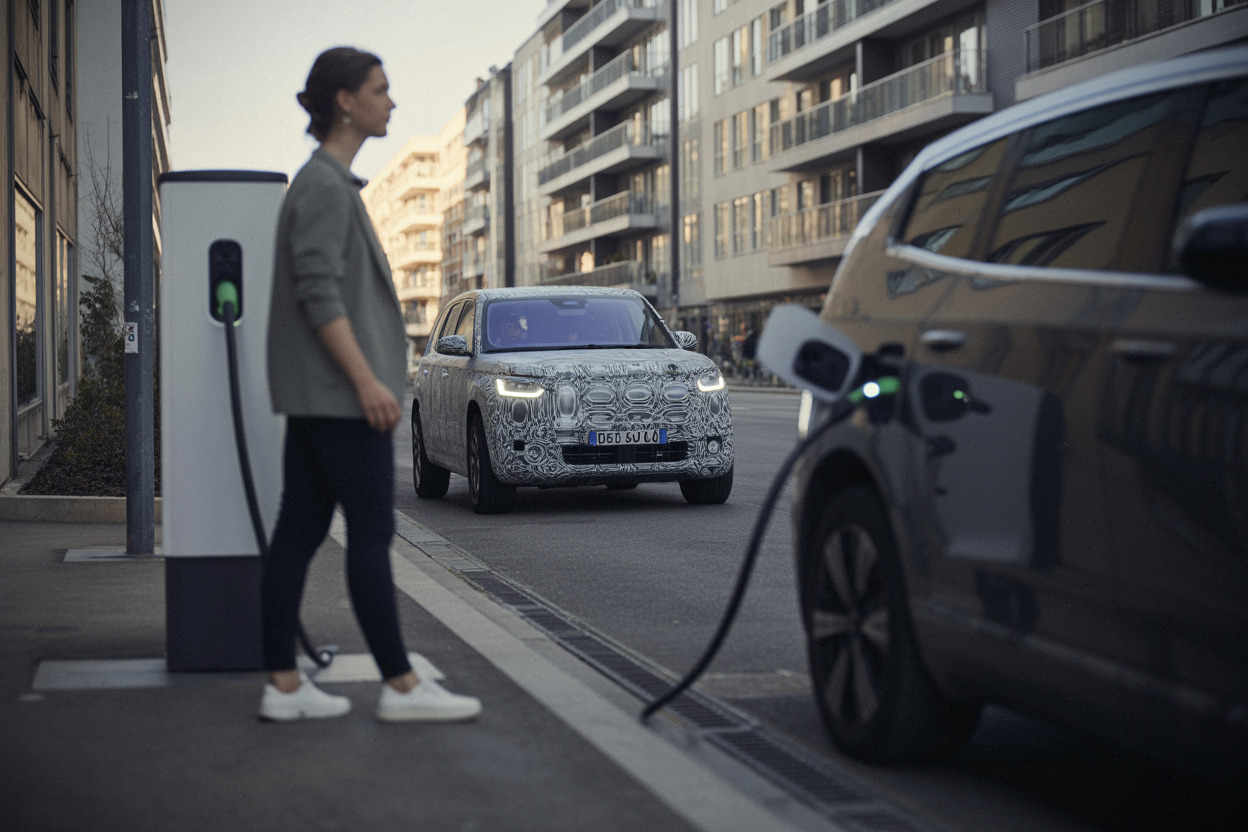 Prototype SUV en essai sur route en ville européenne