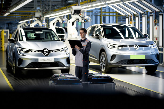 a7029c156ff20fe3 Renault, Volkswagen, BMW accélèrent vers l'électrique: objectifs 2026, coûts et risques industriels