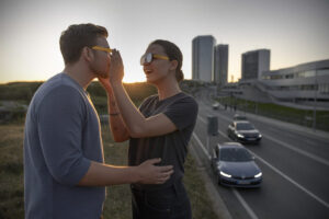 Des spectateurs observent l’éclipse solaire au coucher du Soleil en France