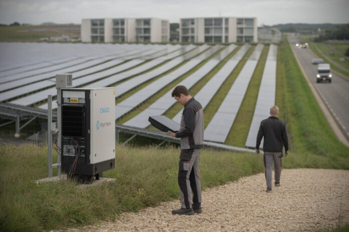 76cc7506b54a993a 30 500 panneaux, 15 ha, une centrale solaire grande comme 21 terrains près de Caen, les enjeux qui inquiètent le réseau