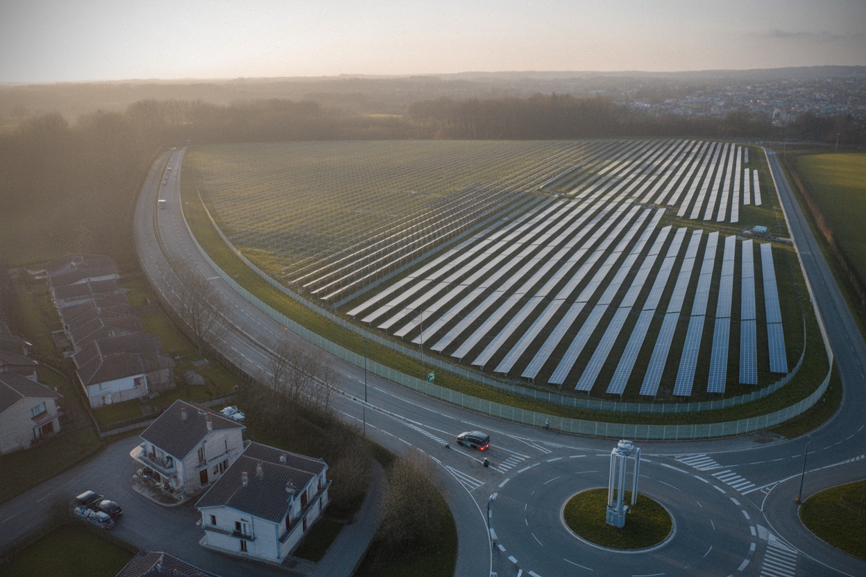 Vue aérienne d’une centrale solaire près de Caen, 30 500 panneaux